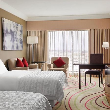 Le Meridien Jiddah Esterno foto A guest room at the Sheraton Jumeirah Hotel