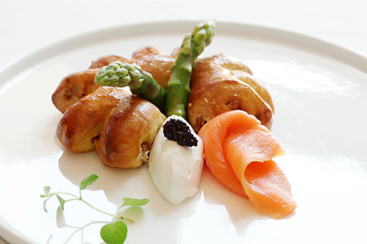 Le Meridien Jiddah Esterno foto Caviar with asparagus and salmon