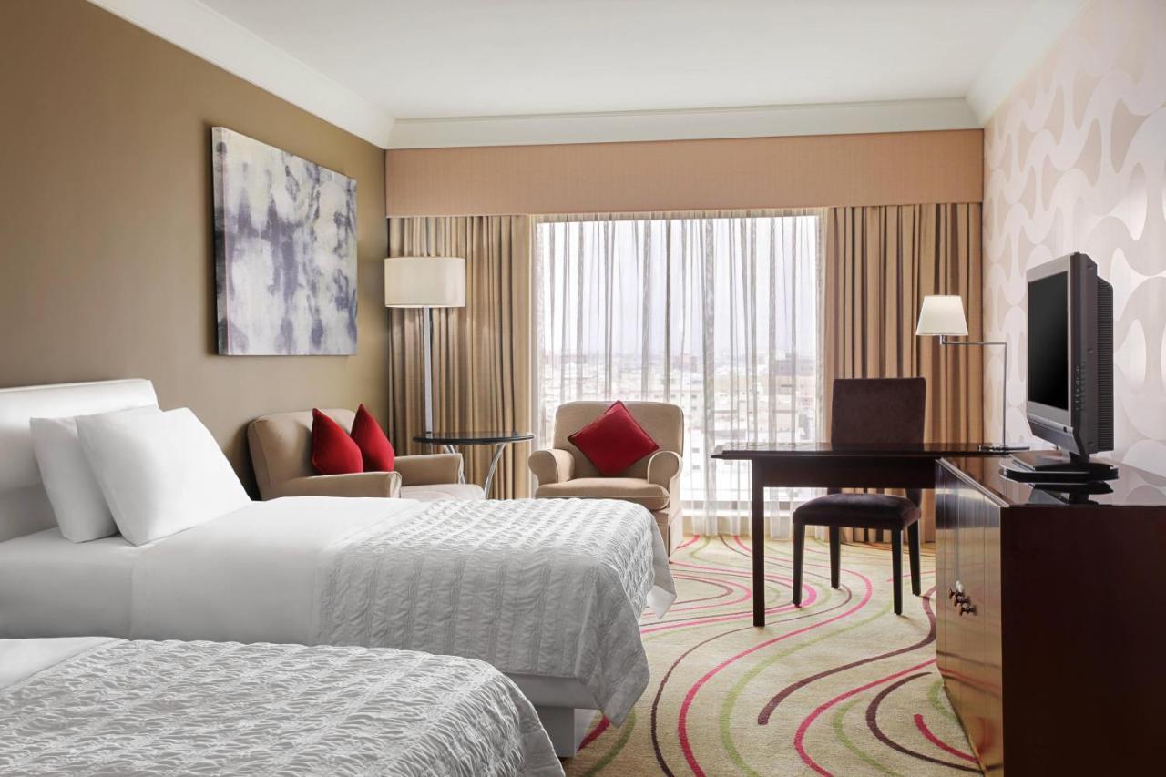 Le Meridien Jiddah Esterno foto A guest room at the Sheraton Jumeirah Hotel