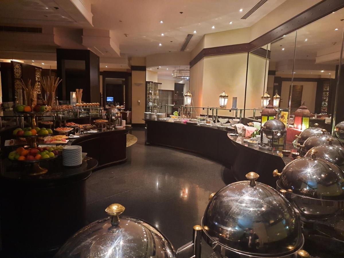Le Meridien Jiddah Esterno foto The buffet at the hotel