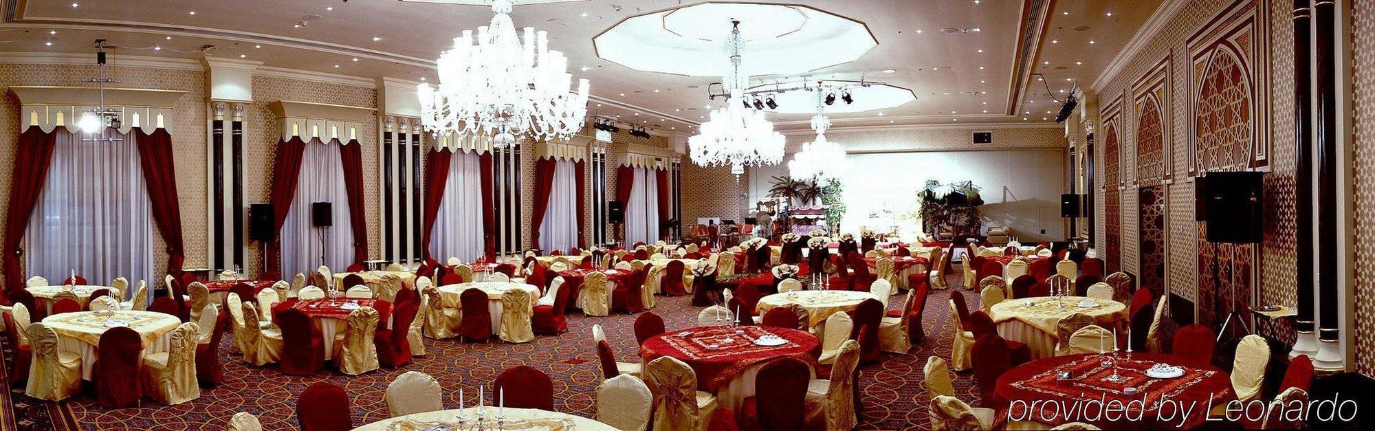 Le Meridien Jiddah Ristorante foto A banquet hall
