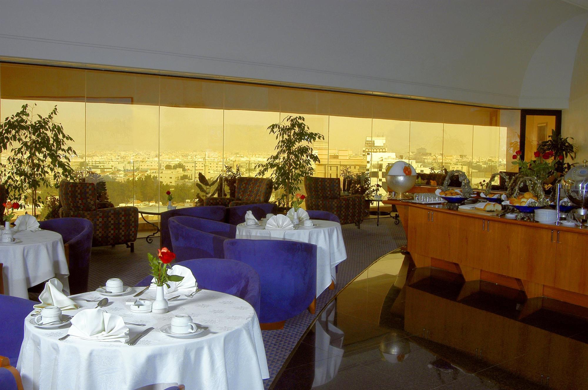 Le Meridien Jiddah Esterno foto The restaurant